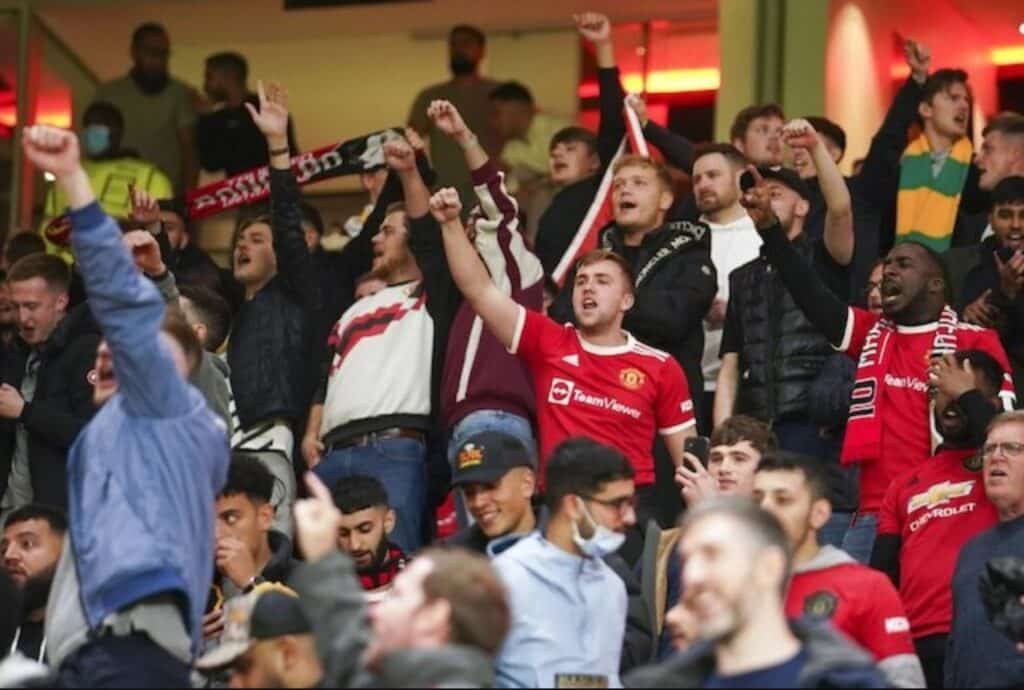 Người hâm mộ Manchester United tại Old Trafford (c) Ảnh AP